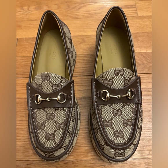 Gucci's signature GG canvas loafers with a platform sole & leather trim. - Picture 7 of 8
